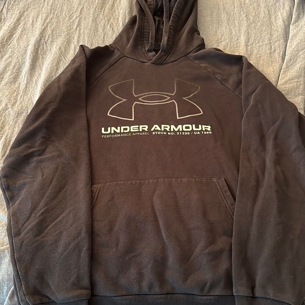 Men’s under Armour sweatshirt